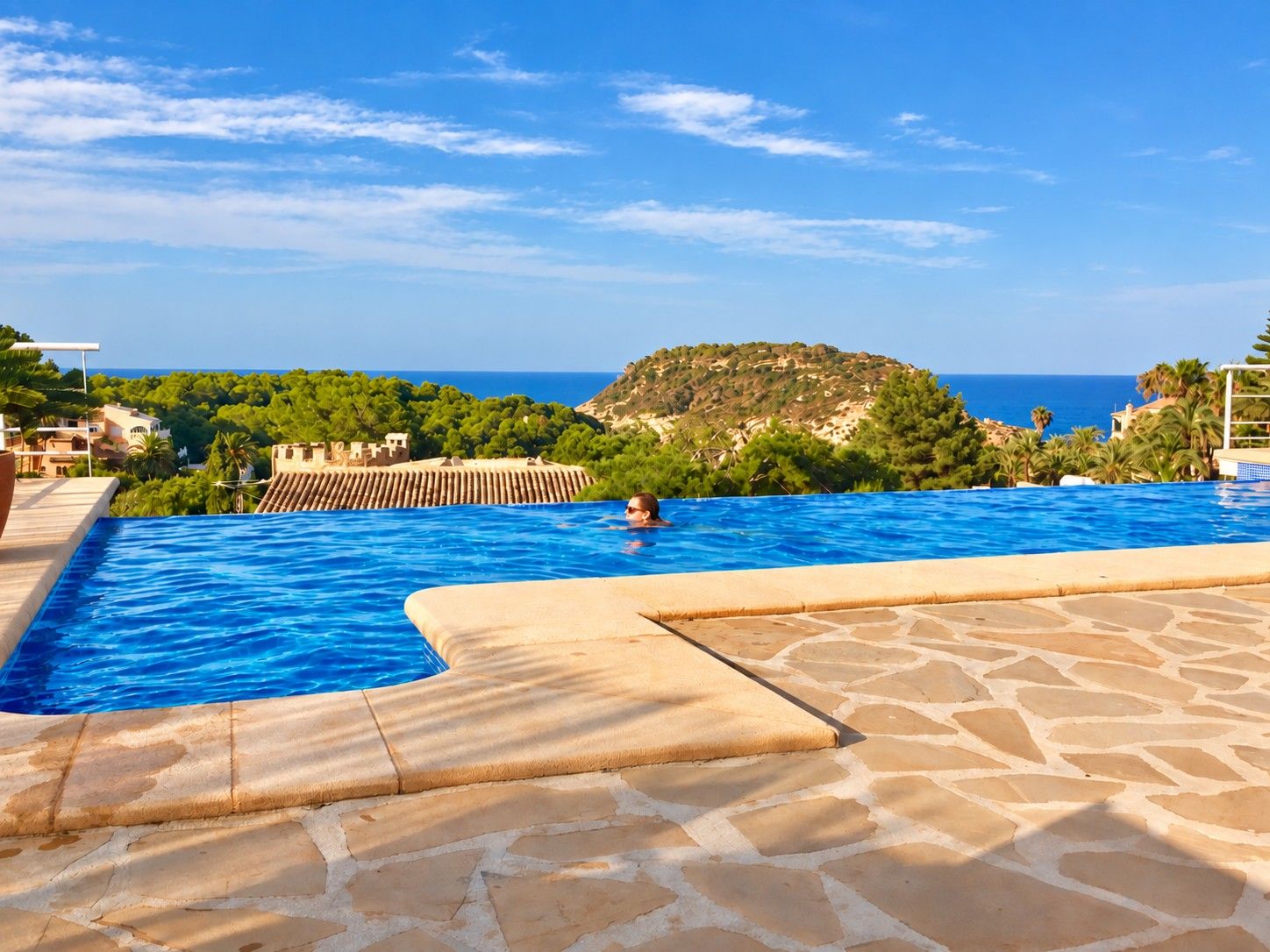 La piscina infinita de Casa Bonita, con la isla del Portitxol y el mar al fondo