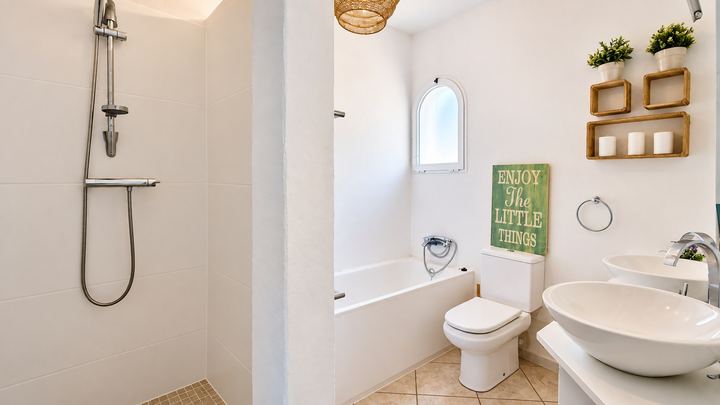 Baño con ducha y bañera