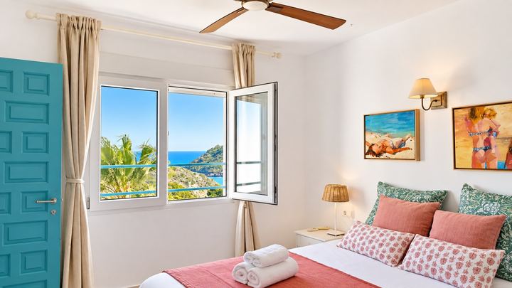 Dormitorio con vistas al mar