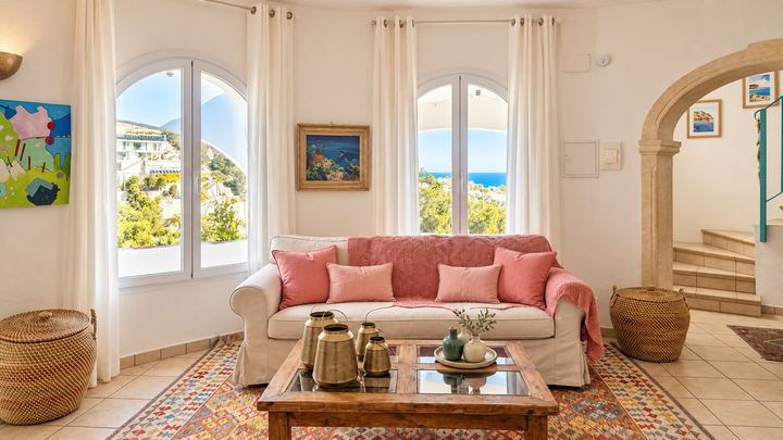 Salón con ventanales al mar