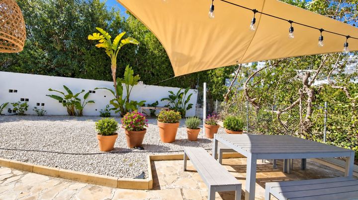 Zona de barbacoa y mesa exterior